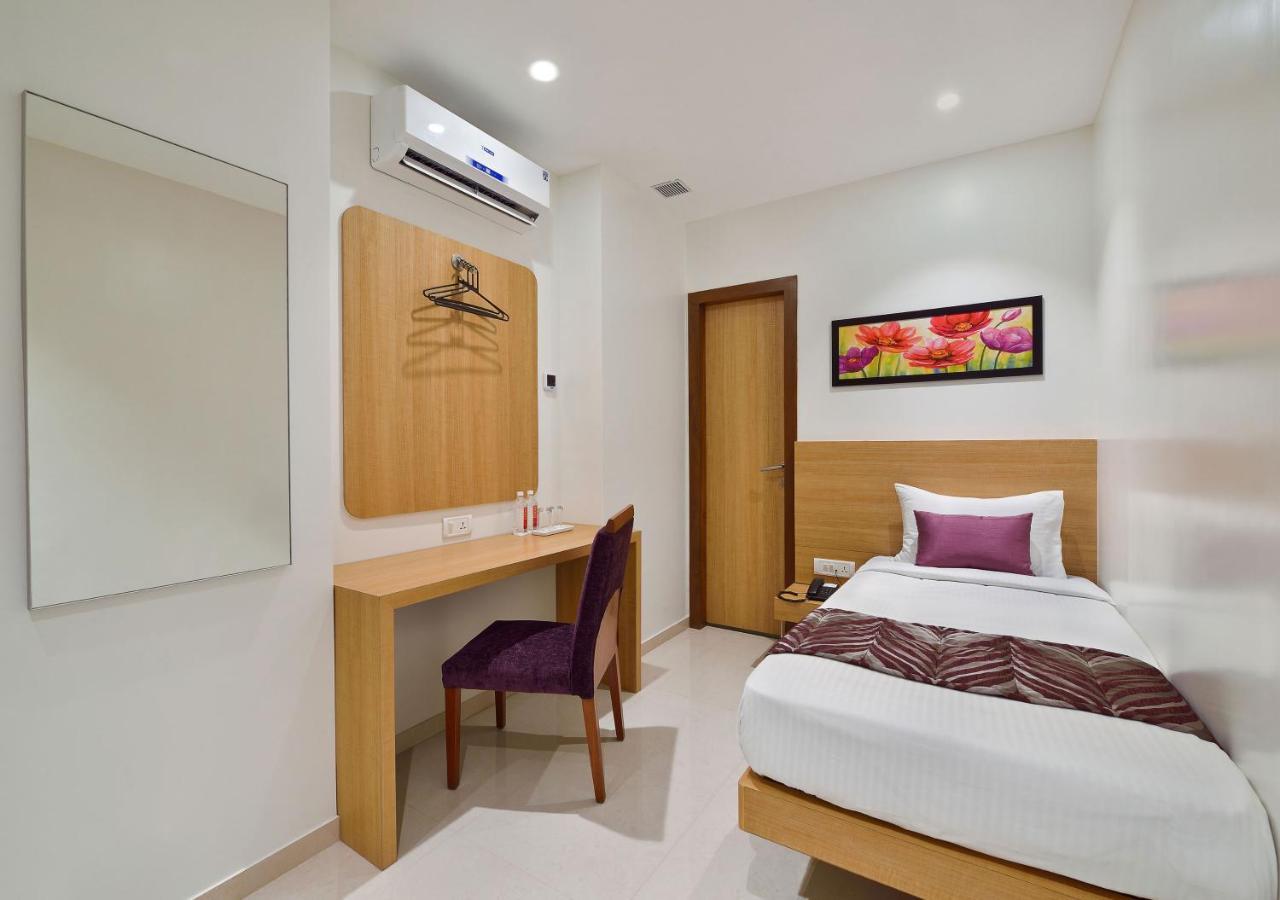 Hotel Leafio-Near Airport Mumbai Exteriör bild