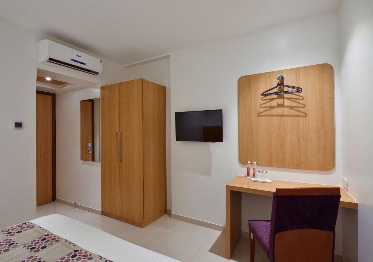 Hotel Leafio-Near Airport Mumbai Exteriör bild